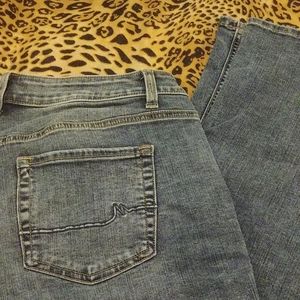 Maurices high rise curvy medium wash jeans Size 14 short.